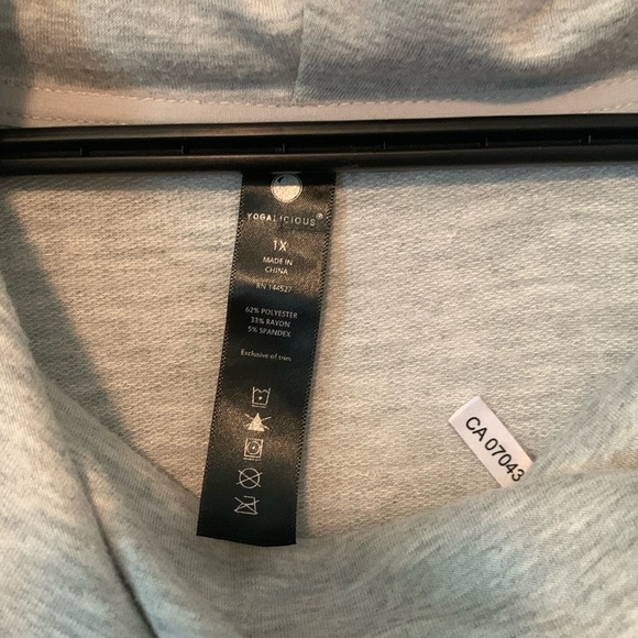 Yogalicious Light Gray Cowl Neck Oversized Sweater Size 1X - Picture 4 of 4